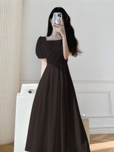 ชุดเดรสยาวสีดำพับคอเหลี่ยมสไตล์วินเทจสไตล์ฮีเบอร์ กระโปรงทรงเอเอวสูง แขนสั้น ชุดเดรสยาวปานกลาง