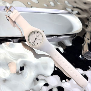 นาฬิกาควอทซ์แฟชั่นสีมาการองซิลิโคนอ่อนนุ่มชิ้นเดียวสําหรับเด็กและนักเรียนนาฬิกาของขวัญผู้หญิงน่ารัก