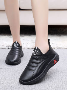 รองเท้ากีฬาแฟชั่นน้ำหนักเบาบุขนพื้นนิ่มแบบใหม่รองเท้าคุณแม่ใส่วิ่งแมตช์ชุดง่ายสวมเท้าลำลองกันน้ำสำหรับผู้หญิง