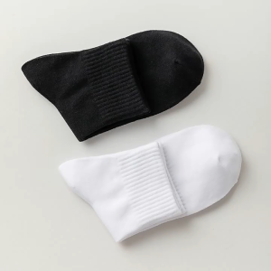 CEEKEY ถุงเท้าผู้ชายสีดำและสีขาวถุงเท้ากีฬาขนาดกลางสำหรับผู้ชายสีทึบที่เรียบง่ายบุรุษเหงื่อดูดถุงเท้าผ้าฝ้ายสั้น