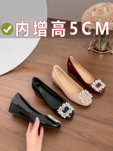 รองเท้าส้นแบนแบบสวมหัวเหลี่ยมทรงหัวเหลี่ยมแบบเพิ่มความสูงจากด้านในแบบหนังแกะสไตล์ใหม่ฤดูใบไม้ร่วงสำหรับผู้หญิง