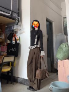 เสื้อยืดคอกลมแขนยาวสไตล์เกาหลีสำหรับผู้หญิงในฤดูใบไม้ร่วงและฤดูหนาว เสื้อชั้นในลายกันหนาวแบบลำลอง สีบล็อก ทรงเข้ารูป เสื้อผ้าทำงาน