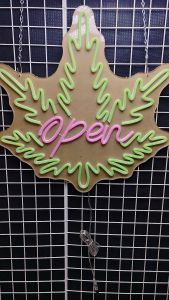 ใบกัญชา ใบชา open ขนาด 50X 50 X 1.5cm ป้ายไฟนีออน หน้าร้าน ป้ายไฟตัวอักษร ตกแต่งหน้าร้าน สร้างความโดดเด่นให้ร้านคุณ