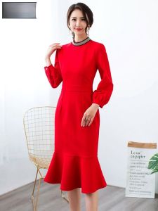 ชุดเดรสสีแดงสไตล์ฝรั่งเศส ฤดูใบไม้ร่วง 2025 ใหม่ เอวเข้ารูป กระโปรงทรงหางปลา กระโปรงยาว แฟชั่นผู้หญิง ชุดเดรส