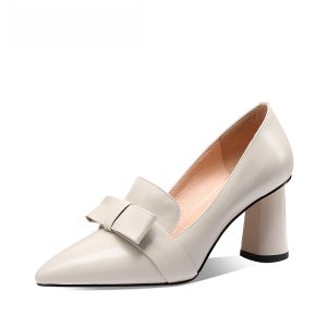 รองเท้าส้นสูงหัวแหลมหนังแท้สำหรับผู้หญิง ฤดูใบไม้ผลิและฤดูใบไม้ร่วง รองเท้าส้นสูงหัวแหลมแบบผูกโบว์ รองเท้าส้นหนาแบบสวมสบาย