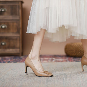 สีกากี รองเท้าส้นสูงบล็อกสี ฤดูใบไม้ผลิ ฤดูร้อน สไตล์ใหม่ ผู้หญิง รองเท้าแฟชั่นหัวเหลี่ยมหัวเข็มขัดโลหะรองเท้าส้นสูงสบายพื้นยาง