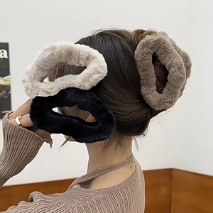 Gratis Semua - Jedai Rambut Bulu Lembut Kekinian / Jedai Rambut Bulu Awan Style Korea / Hair Claw Fluffy Korea Aesthetic Wanita