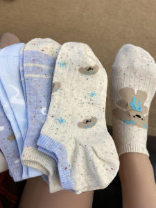 ถุงเท้าสั้นลายการ์ตูนบาง 2025 ฤดูร้อน ถุงเท้าสั้นผู้หญิงแบบไม่มีรอยต่อ ถุงเท้าสั้นลายจุดสีสันสดใส ถุงเท้าสั้นผ้าฝ้ายผสมโพลีเอสเตอร์