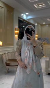 Set Gamis Premium Magnolia Vol 12 dari Almeyra dengan Hijab Segi Empat - Wanita Muslim