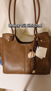 tote nữ chio kèm charm ốc quế vân da nâu cổ điển size 30cm