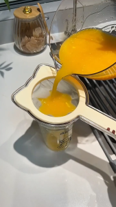 กระชอนกรองอาหาร กรวยกรองน้ำมีด้ามจับ กรวยพลาสติก มีตาข่ายกรอง กรวยกรอกน้ำ เหมาะสำหรับ ใช้สำหรับกรองหรือบดอาหาร