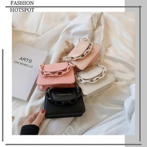 SQShop พร้อมส่ง กระเป๋าแฟชั่นสุดฮิต ขนาดพกพากระทัดรัด ใช้งานสะดวกสบาย รูปทรงสวยเก๋ สายแต่งโซ่ชิคๆ แมทช์ได้ง่ายกับทุกลุคของคุณ มีติดบ้านไว้เลยคุ้มค่าสุดๆ