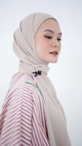 Sayum id Hijab Deenay Original Premium Segi Empat Lasercut Kerudung Polos Segi Empat Deenay