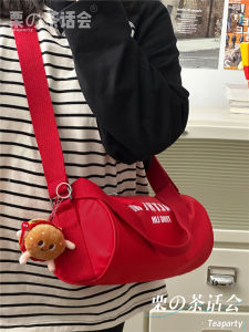 กระเป๋าสะพายข้างสีแดงแบบลำลองสำหรับนักเรียนวัยรุ่น กระเป๋าสะพายข้างทรงถังสำหรับผู้หญิง กระเป๋าถือทรงถังแบบอเนกประสงค์สำหรับผู้หญิง