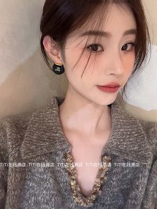 Black Gold Letter round Button Earrings 2024 New Popular High-End Sensation Versatile Geometric Pattern Womens Fashion Jewelry