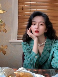 Retro Style Slim Fit Plaid Shirt Womens Long Sleeve Suit Collar Bubble Sleeve Green Checkered Top for Spring Commute