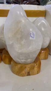 ĐÁ THẠCH ANH TRẮNG NẶNG 11 KG cao 38 cm ( cung tài đức) hoàn toàn tự nhiên nguyên khối và trong vắt