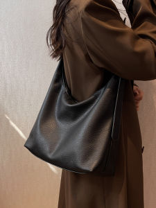 Large Capacity Womens Shoulder Crossbody Bag Fashionable Commuting Tote Bag Soft PU Leather Zipper Closure Casual Style