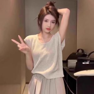 เสื้อยืดแขนกุดผ้าไหมน้ำแข็งสไตล์เกาหลีสำหรับผู้หญิง ฤดูร้อน 2025 ใหม่ คอวี ความรู้สึกระดับไฮเอนด์ เสื้อผ้าทำงานสีพื้น