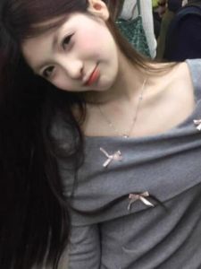 เสื้อยืดแขนยาวผู้หญิงทรงเข้ารูปสไตล์เกาหลี ทรงเข้ารูป ลายผีเสื้อ ทรงเข้ารูป เสื้อผ้าทำงาน ฤดูใบไม้ร่วง 2024