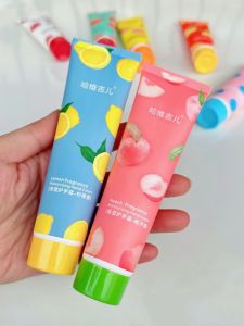 Soft Hand Cream ให้ความชุ่มชื้นและบํารุงผลไม้กลิ่นหอม Hydrating Protection สําหรับผู้ชายและผู้หญิง เหมาะสําหรับทุกสภาพผิว