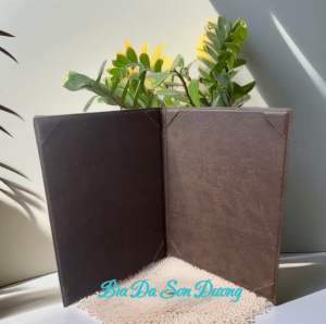 Bìa da PVC loại 1 cao cấp khổ A4 màu nâu đen loại cài góc cho cửa hàng doanh nghiệp.