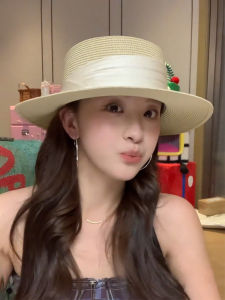 หมวกไหมพรมทรงแบนสไตล์ฝรั่งเศสสำหรับผู้หญิงในช่วงฤดูร้อน หมวกปีกกว้างสำหรับป้องกันแสงแดดและแดดในวันหยุดชายหาด