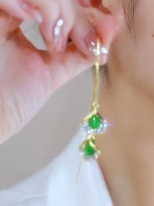Elegant Green Ginkgo Leaf Earrings for Women Slimming Tassel Gold Branch Jade Leaf Ear Wire Luxury Exquisite Fashion Jewelry