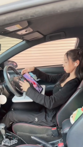 ถาดอาหารในรถ ที่วางอาหารในรถยนต ที่วางแล็ปท็อปในรถยนต์ โต๊ะกินข้าว ที่วางของในรถ วางอาหารยึดพวงมาลัย ใช้งานได้ทั้ง 2 ด้าน homeluck91