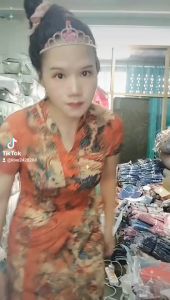 ชุดเดรสยาว พิมพ์ลายน่ารัก ขนาดใหญ่ คอจีน สไตล์คอจีน สายแสง สายแสง สายแสง สีสดี สีชมพู เหมาะสำหรับสาววัยกลางคน