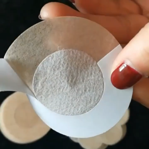 วางในส่วนของหมี ป้องกันการใช้แสง ฝาครอบจุกนมแบบใช้แล้วทิ้ง - เทปที่มองไม่เห็นไม่ทอสําหรับผู้หญิงและผู้ชาย กาวยกเปลือย