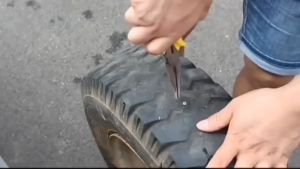 Alat Kecemasan Pembaikan Tayar Kereta dan Motosikal Jalur Getah Alat Baiki Tembusan Tayar Alat Pembaikan Tayar