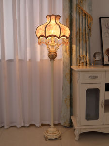 โคมไฟตั้งสไตล์ยุโรปแบบมีสวิตช์ไฟฟ้า โคมไฟตกแต่งห้องนั่งเล่นแบบมีกลไกควบคุมจากมุมเตียงนอนแบบหรูหรา วัสดุหลักเป็นพลาสติก