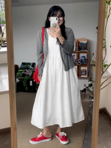 ชุดเดรสแขนกุดคอวีสีขาวไซส์ใหญ่ ทรงหลวม ทรงเข้ารูป กระโปรงยาวคลุมเข่า สำหรับผู้หญิง ฤดูใบไม้ร่วง 2024 ชุดเดรสยาวคลุมเข่า