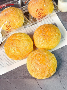 Crispy Top Chinese-style Pineapple Bun Ready to Eat Homemade Breakfast Bread