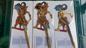 wayang mini batik 17cm tokoh bisa pilih
