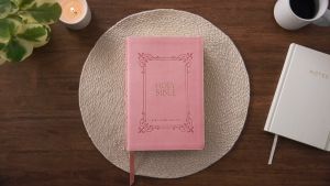 KJV Bible for Women Large Print (Pink Leathersoft) - Comfort Print Center-Column References Red Letter King James Version