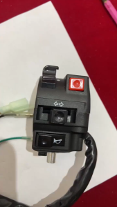 สวิทแฮนด์ WAVE100 (17สาย) ข้างซ้าย (อย่างดี)WAVE-100 (ซ้าย) มีปุ่มไฟหน้า สวิทช์แฮนด์ สวิทแฮนด์ซ้ายเวฟ100 110 wave100 wave110 17 สาย แปลงใส่รถชาลี L3-4