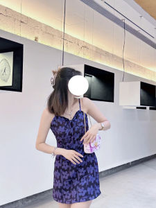 ชุดเดรสสายเดี่ยวพิมพ์ลายดอกไม้สีม่วงสไตล์ย้อนยุคฤดูร้อนสำหรับผู้หญิง กระโปรงทรงเอ แขนกุด คอวี กระโปรงสั้น