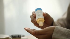 WE SkinCare Facial Brightening Booster Essence - เอสเซนบางเบาดูจน้ำ ฟื้นฟูผิวจากมลภาวะ คืนชุ่มชื้นให้ความสวยให้สม่ำเสมอ