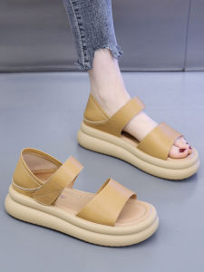 รองเท้าแตะส้นสูงหนังแท้สไตล์โรมันสำหรับผู้หญิง ฤดูร้อน 2025 รองเท้าแตะชายหาดหนา รองเท้าแฟชั่นลำลอง วัสดุ PU พื้นรองเท้า PU