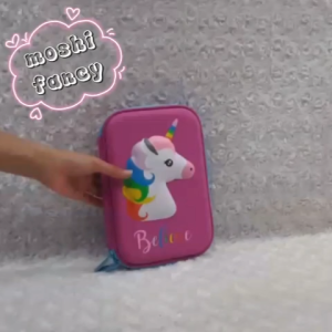 Tempat Pensil Karakter Unicorn Tempat pensil dengan bentuk menyerupai tempat pensil smiggle menjadi koleksi favorite bagi anak-anak masa kini. Tempat pensil model kotak dilengkapi dengan seleting yang kuat pada bagian pinggir terdapat 2 sekat jala untuk