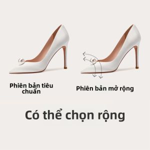 LILY WEI | Giày Cưới Mũi Nhọn Satin Trắng Phẳng Cổ Thấp Trang Trí Ngọc Trai Sang Trọng Thoải Mái