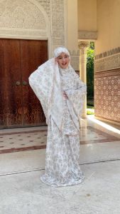 MUKENA ANAK TANGGUNG 2IN1 KATUN MIKRO FOIL RENDA\\n\\n Apa Itu Mukena Anak Tanggung 2in1 Katun Mikro?\\n\\nMukena Anak Tanggung 2in1 Katun Mikro adalah mukena yang dirancang khusus untuk anak-anak berusia 5 hingga 12 tahun. Terbuat dari bahan katun mikro berkualitas tinggi, mukena ini memberikan kenyamanan maksimal bagi anak-anak saat beribadah. Selain itu, mukena ini juga dilengkapi dengan lapisan foil renda yang memberikan tampilan elegan dan menarik.\\n\\n Manfaat Utama Mukena Anak Tanggung 2in1 Katun Mikro\\n\\nBerikut adalah manfaat utama dari mukena anak tanggung 2in1 katun mikro:\\n\\n- **Kenyamanan Maksimal:** Mukena ini terbuat dari bahan katun mikro yang lembut dan halus, sehingga nyaman digunakan oleh anak-anak.\\n- **Tahan Air:** Lapisan foil renda pada mukena ini membuatnya tahan air, sehingga tetap aman dan nyaman digunakan saat hujan turun.\\n- **Tahan Cuaca:** Mukena ini juga tahan cuaca, sehingga bisa digunakan di berbagai kondisi cuaca.\\n- **Berkualitas Tinggi:** Mukena ini dibuat dengan bahan berkualitas tinggi dan proses produksi yang ketat, sehingga awet dan tahan lama.\\n\\n Kelebihan Mukena Anak Tanggung 2in1 Katun Mikro\\n\\nBerikut adalah kelebihan dari mukena anak tanggung 2in1 katun mikro:\\n\\n- **Desain Elegan:** Mukena ini memiliki desain yang elegan dan menarik, dengan lapisan foil renda yang memberikan kesan mewah.\\n- **Bahan Katun Mikro:** Bahan katun mikro yang digunakan membuat mukena ini lembut dan halus, sehingga nyaman digunakan oleh anak-anak.\\n- **Tahan Air:** Lapisan foil renda pada mukena ini membuatnya tahan air, sehingga tetap aman dan nyaman digunakan saat hujan turun.\\n- **Tahan Cuaca:** Mukena ini juga tahan cuaca, sehingga bisa digunakan di berbagai kondisi cuaca.\\n- **Berkualitas Tinggi:** Mukena ini dibuat dengan bahan berkualitas tinggi dan proses produksi yang ketat, sehingga awet dan tahan lama.\\n\\n Bagaimana Memilih Mukena Anak Tanggung 2in1 Katun Mikro yang Tepat?\\n\\nBerikut adalah beberapa pertimbangan penting dalam memilih mukena anak tanggung 2in1 katun mikro yang tepat:\\n\\n- **Ukuran:** Pastikan mukena yang dipilih sesuai dengan ukuran anak.\\n- **Bahan:** Pilih mukena yang terbuat dari bahan katun mikro berkualitas tinggi.\\n- **Desain:** Pilih mukena dengan desain yang menarik dan elegan.\\n- **Harga:** Pertimbangkan harga mukena sesuai dengan budget yang dimiliki.\\n\\nBerikut adalah beberapa tips memilih mukena anak tanggung 2in1 katun mikro yang berkualitas tinggi:\\n\\n- **Periksa Bahan:** Pastikan mukena terbuat dari bahan katun mikro berkualitas tinggi.\\n- **Periksa Desain:** Pilih mukena dengan desain yang menarik dan elegan.\\n- **Periksa Ukuran:** Pastikan mukena sesuai dengan ukuran anak.\\n- **Periksa Harga:** Pertimbangkan harga mukena sesuai dengan budget yang dimiliki.\\n\\n Mukena Anak Tanggung 2in1 Katun Mikro Foil Renda\\n\\nMukena anak tanggung 2in1 katun mikro foil renda adalah mukena yang dirancang khusus untuk anak-anak berusia 5 hingga 12 tahun. Terbuat dari bahan katun mikro berkualitas tinggi, mukena ini memberikan kenyamanan maksimal bagi anak-anak saat beribadah. Selain itu, mukena ini juga dilengkapi dengan lapisan foil renda yang memberikan tampilan elegan dan menarik.\\n\\nBerikut adalah karakteristik mukena anak tanggung 2in1 katun mikro foil renda:\\n\\n- **Desain Elegan:** Mukena ini memiliki desain yang elegan dan menarik, dengan lapisan foil renda yang memberikan kesan mewah.\\n- **Bahan Katun Mikro:** Bahan katun mikro yang digunakan membuat mukena ini lembut dan halus, sehingga nyaman digunakan oleh anak-anak.\\n- **Tahan Air:** Lapisan foil renda pada mukena ini membuatnya tahan air, sehingga tetap aman dan nyaman digunakan saat hujan turun.\\n- **Tahan Cuaca:** Mukena ini juga tahan cuaca, sehingga bisa digunakan di berbagai kondisi cuaca.\\n- **Berkualitas Tinggi:** Mukena ini dibuat dengan bahan berkualitas tinggi dan proses produksi yang ketat, sehingga awet dan tahan lama.\\n\\nBerikut adalah perbedaan antara mukena anak tanggung 2in1 katun mikro foil renda dengan jenis lainnya:\\n\\n- **Desain:** Mukena anak tanggung 2in1 katun mikro foil renda memiliki desain yang lebih elegan dan menarik dibandingkan dengan jenis lainnya.\\n- **Bahan:** Mukena anak tanggung 2in1 katun mikro foil renda terbuat dari bahan katun mikro berkualitas tinggi, yang lebih lembut dan halus dibandingkan dengan jenis lainnya.\\n- **Tahan Air:** Mukena anak tanggung 2in1 katun mikro foil renda dilengkapi dengan lapisan foil renda yang membuatnya tahan air, sementara jenis lainnya mungkin tidak memiliki fitur ini.\\n\\n Cara Merawat Mukena Anak Tanggung 2in1 Katun Mikro\\n\\nBerikut adalah tips merawat mukena anak tanggung 2in1 katun mikro untuk menjaga kualitas:\\n\\n- **Jangan Rendam Terlalu Lama:** Jangan rendam mukena terlalu lama saat mencuci, karena dapat merusak bahan.\\n- **Jangan Gunakan Mesin Cuci:** Jangan gunakan mesin cuci untuk mencuci mukena, karena dapat merusak bahan.\\n- **Jemur di Tempat Rindang:** Jemur mukena di tempat rindang agar warna tetap cerah.\\n- **Simpan dalam Wadah Kering:** Simpan mukena dalam wadah kering agar tidak lembab dan berjamur.\\n\\nBerikut adalah langkah-langkah merawat mukena anak tanggung 2in1 katun mikro dengan baik:\\n\\n1. **Cuci mukena dengan tangan:** Cuci mukena dengan tangan menggunakan deterjen yang lembut.\\n2. **Rendam mukena:** Rendam mukena selama 15 menit.\\n3. **Cuci kembali mukena:** Cuci kembali mukena hingga bersih.\\n4. **Jemur mukena:** Jemur mukena di tempat rindang.\\n5. **Simpan mukena:** Simpan mukena dalam wadah kering.\\n\\n Kesimpulan\\n\\nMukena anak tanggung 2in1 katun mikro foil renda adalah mukena yang dirancang khusus untuk anak-anak berusia 5 hingga 12 tahun. Terbuat dari bahan katun mikro berkualitas tinggi, mukena ini memberikan kenyamanan maksimal bagi anak-anak saat beribadah. Selain itu, mukena ini juga dilengkapi dengan lapisan foil renda yang memberikan tampilan elegan dan menarik.\\n\\nBerikut adalah ringkasan manfaat dan kelebihan mukena anak tanggung 2in1 katun mikro:\\n\\n- **Kenyamanan Maksimal:** Mukena ini terbuat dari bahan katun mikro yang lembut dan halus, sehingga nyaman digunakan oleh anak-anak.\\n- **Tahan Air:** Lapisan foil renda pada mukena ini membuatnya tahan air, sehingga tetap aman dan nyaman dig