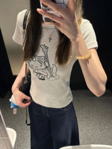 YUEZHONGWEI | เสื้อยืดคอกลมแขนสั้นทรงสลิมฟิตสำหรับผู้หญิงในช่วงฤดูร้อน สไตล์อเมริกันวินเทจพิมพ์แมว ทรงเข้ารูป เสื้อตัวบน