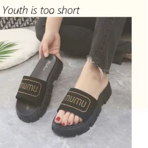 LHFriday รองเท้าแตะแฟชั่นผญ รองเท้าเสริมส้น ดีเทลน่ารักปั้มลายอักษรดูเก๋ 2 สี - พื้นนึ่มใส่สบายเท้า รูปลักษณ์ที่ดี