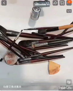 Dung cụ  làm sạch cọ trang điểm