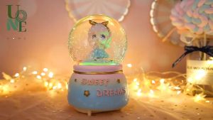 UoneHome พร้อมส่ง H122 กล่องดนตรีลูกแก้วเด็กสาว เรืองแสง เกล็ดหิมะลอย ดีไซน์น่ารัก ของขวัญวันเกิด, มีบริการรับห่อของขวัญ และการ์ดแถม