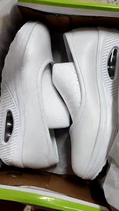 [ส่งเร็วพิเศษ!] สินค้าขายดี: รองเท้า คัชชู หนัง สีดำ สีขาว พร้อมส่ง ราคาถูกต้อง