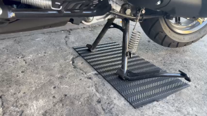 Tấm cao su 20x45cm dùng để lót chân chống xe máy